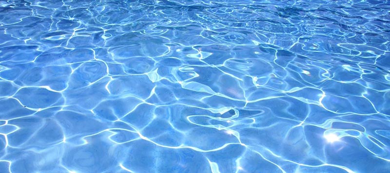 Sauberes Poolwasser - Schwimmingpool mit klarem Wasser.