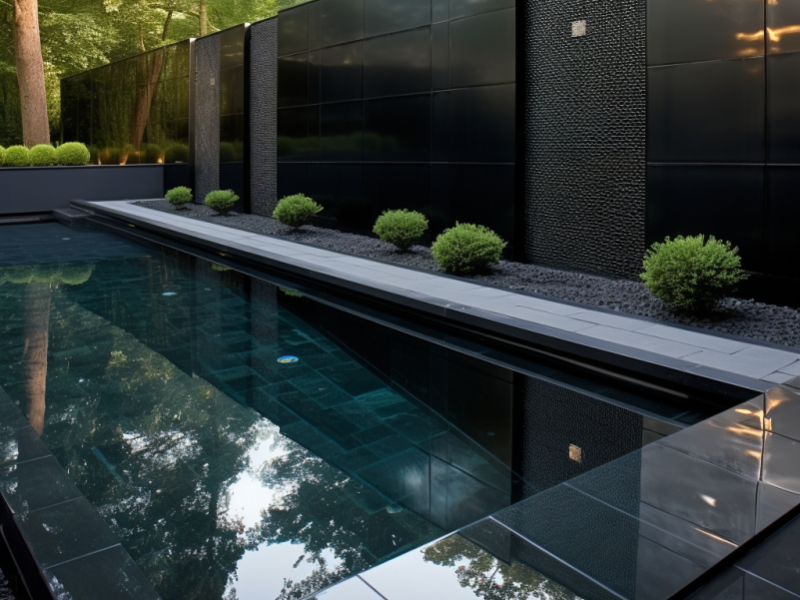 Pool mit schwarzer Auskleidung ergibt schöne Wasserreflektionen